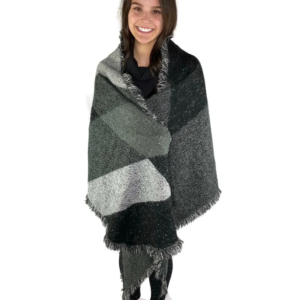 Eddie Bauer Cozy Blanket Wrap Black, Green & Gray